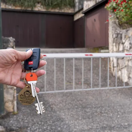 - Attico Porto -lakefront Rooftop Terrace * برنزوني سول جاردا