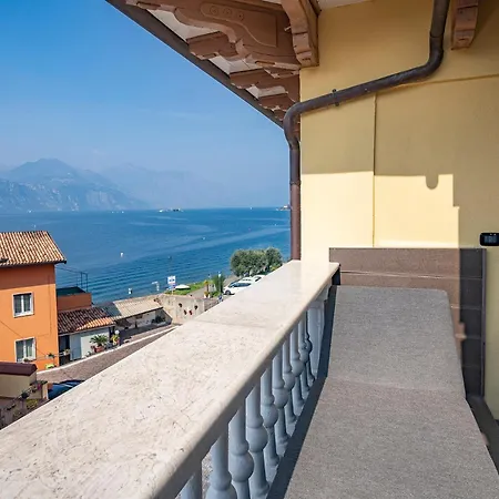 - Attico Porto -lakefront Rooftop Terrace * برنزوني سول جاردا