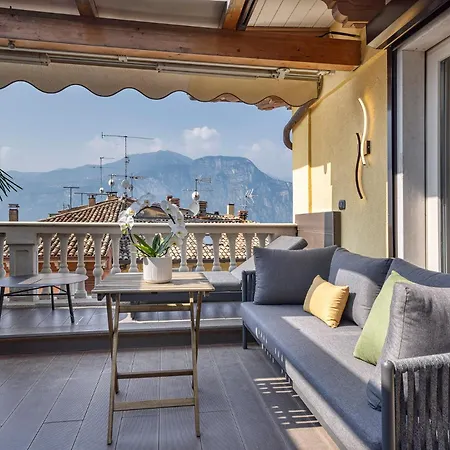 - Attico Porto -lakefront Rooftop Terrace